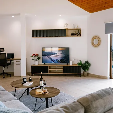 Dream Villa In Tala With Private Pool, Sea & Mountain Views & Garden Retreat 度假居 *